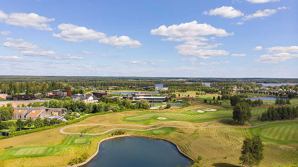 Прилесной участок в гольф Пестово