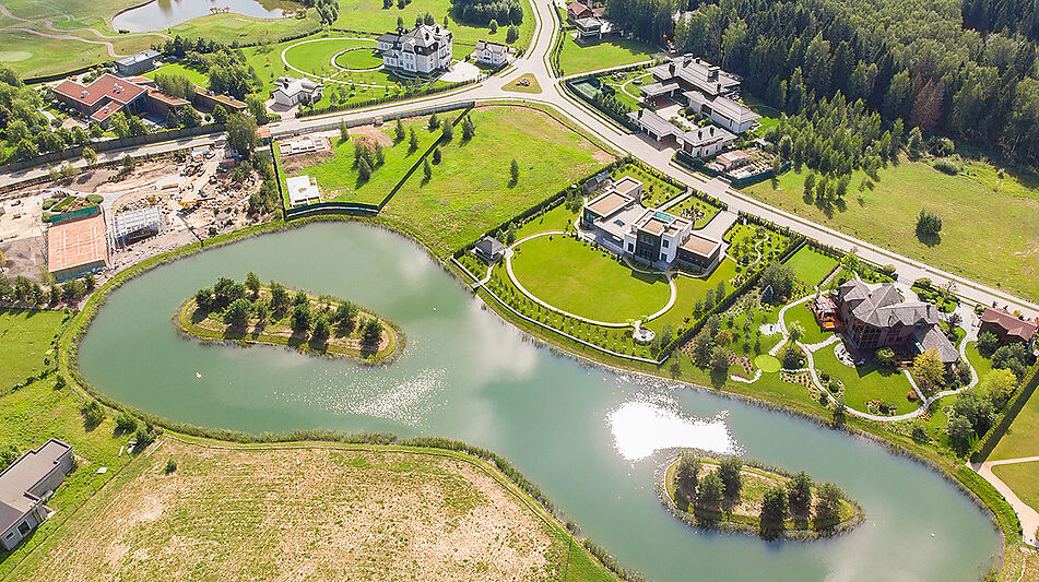 Прилесной участок в гольф Пестово