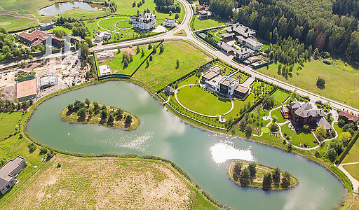 Прилесной участок в гольф Пестово