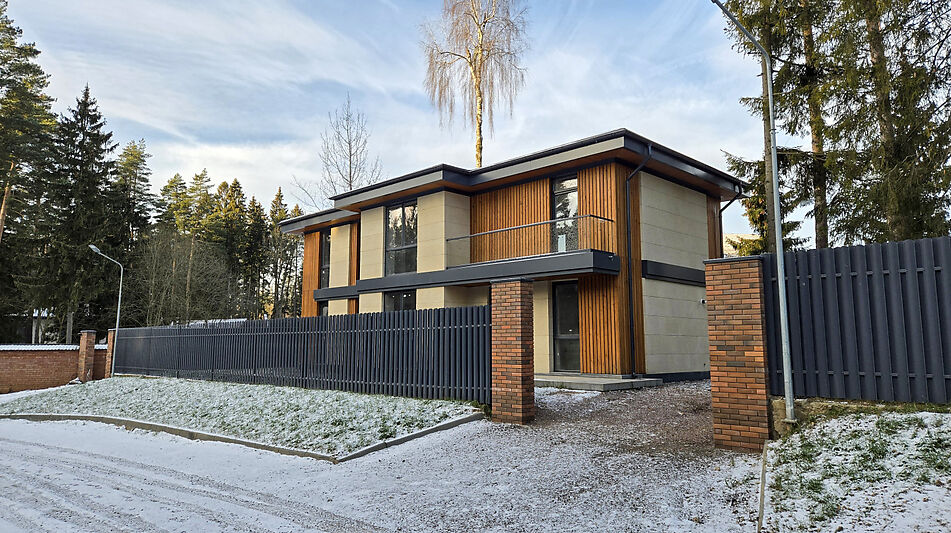 Новый дом в лесу в Сходне