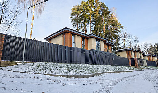 Новый дом в лесу в Сходне