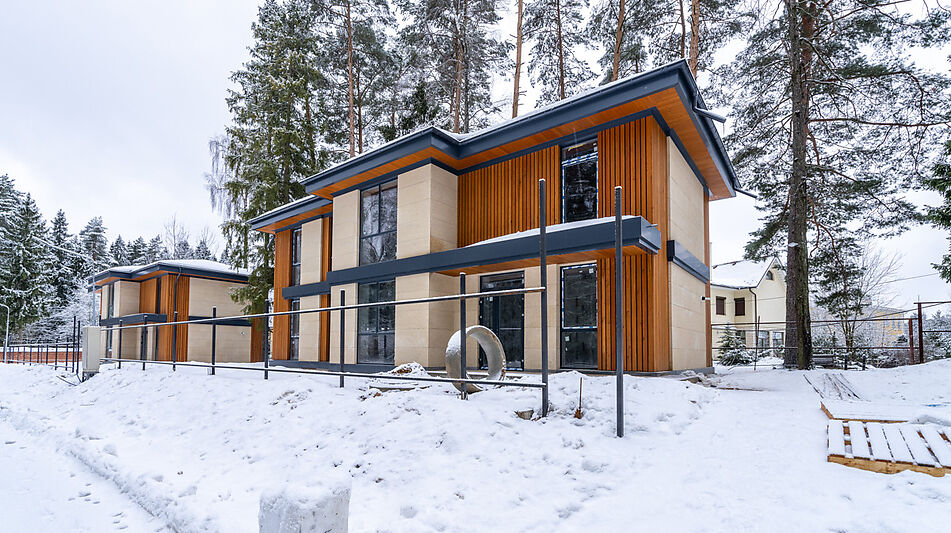 Новый дом в лесу в Сходне