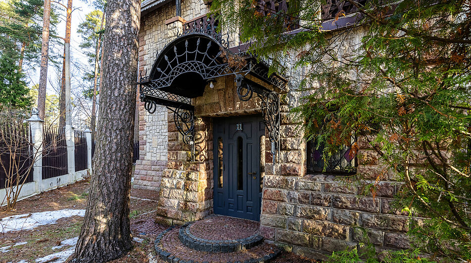 Сказочный дом в лесу Загорянский