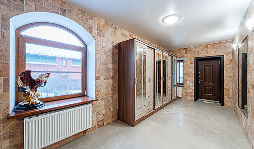 Дом с бассейном в Петрово-Дальнем