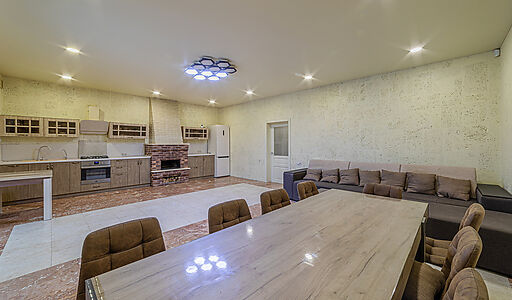 Дом с бассейном в Петрово-Дальнем