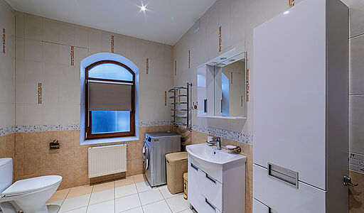 Дом с бассейном в Петрово-Дальнем