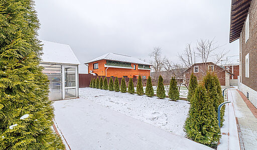 Дом с бассейном в Петрово-Дальнем