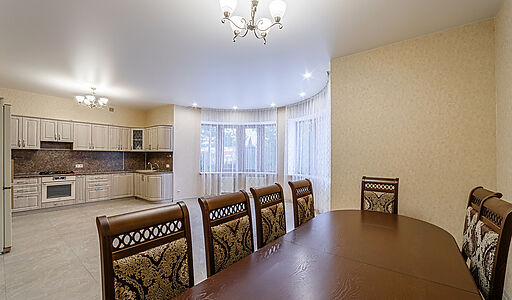 Дом с бассейном в Петрово-Дальнем