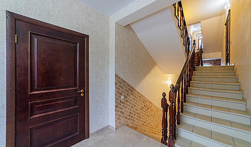 Дом с бассейном в Петрово-Дальнем