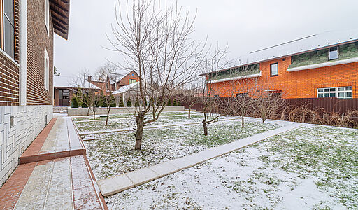 Дом с бассейном в Петрово-Дальнем