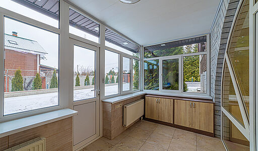 Дом с бассейном в Петрово-Дальнем