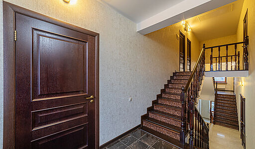 Дом с бассейном в Петрово-Дальнем