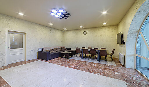 Дом с бассейном в Петрово-Дальнем