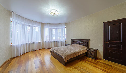 Дом с бассейном в Петрово-Дальнем