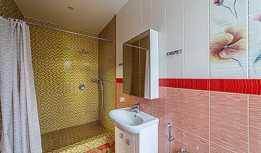 Дом с бассейном в Петрово-Дальнем