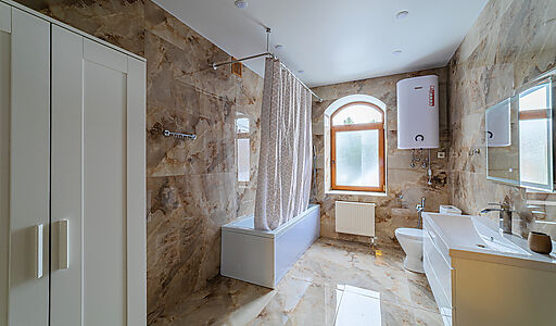 Дом с бассейном в Петрово-Дальнем