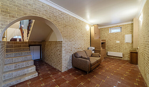 Дом с бассейном в Петрово-Дальнем