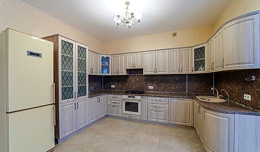 Дом с бассейном в Петрово-Дальнем