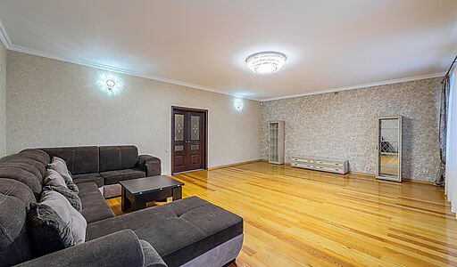 Дом с бассейном в Петрово-Дальнем