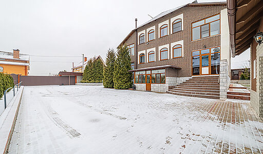 Дом с бассейном в Петрово-Дальнем