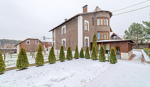 Дом с бассейном в Петрово-Дальнем
