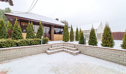 Дом с бассейном в Петрово-Дальнем