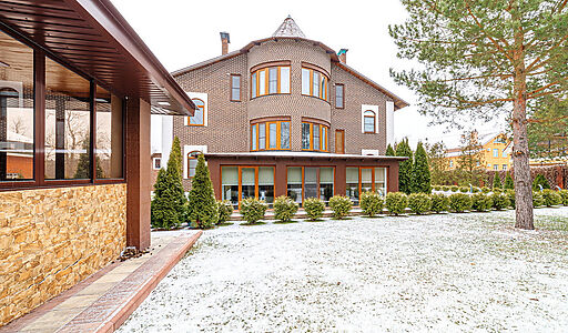 Дом с бассейном в Петрово-Дальнем