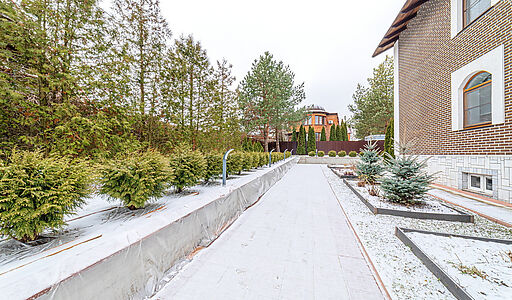 Дом с бассейном в Петрово-Дальнем