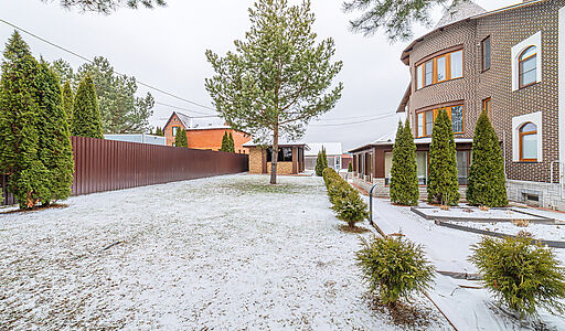 Дом с бассейном в Петрово-Дальнем