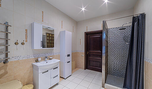 Дом с бассейном в Петрово-Дальнем