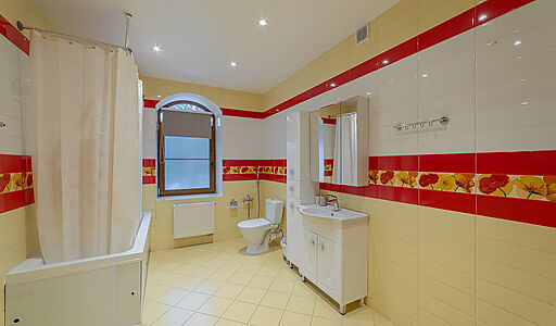 Дом с бассейном в Петрово-Дальнем