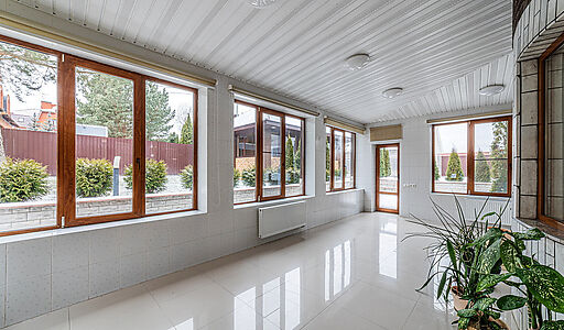 Дом с бассейном в Петрово-Дальнем