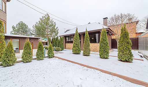 Дом с бассейном в Петрово-Дальнем