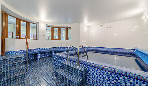 Дом с бассейном в Петрово-Дальнем