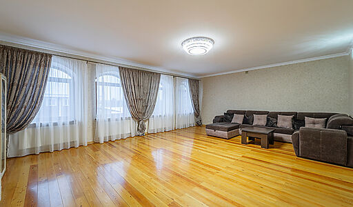 Дом с бассейном в Петрово-Дальнем