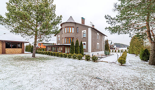 Дом с бассейном в Петрово-Дальнем