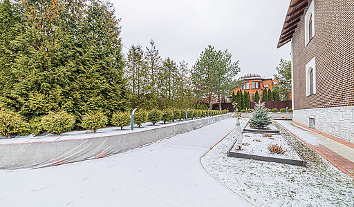 Дом с бассейном в Петрово-Дальнем