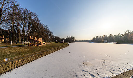 Таунхаус у озера в КП Довиль