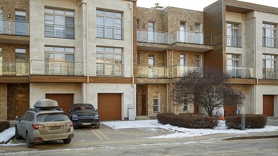 Таунхаус с гаражом в Парк Авеню