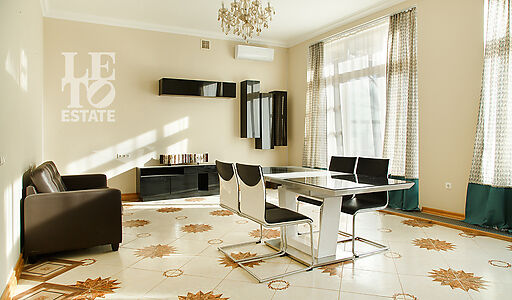 Таунхаус с гаражом в Парк Авеню