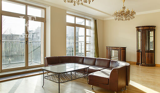 Таунхаус с гаражом в Парк Авеню