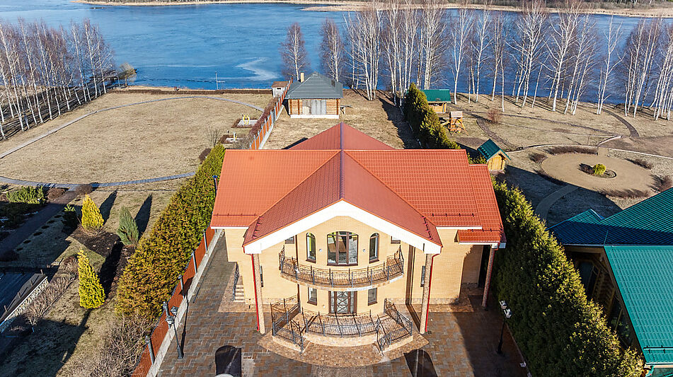 Дом в Конаково на 1 линии воды