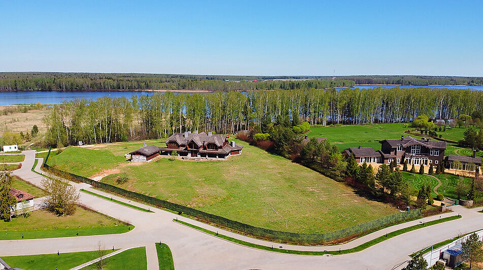 Дом в Пестово на первой линии