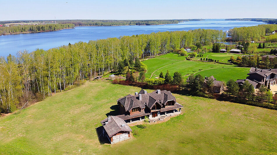 Дом в Пестово на первой линии