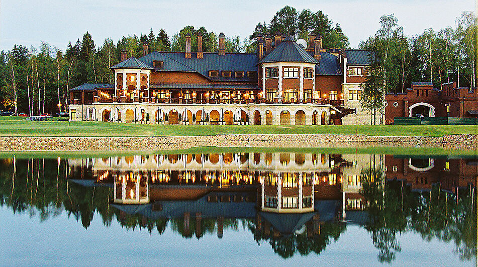 Дом в Пестово на первой линии