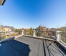 Дом с видом на озеро.