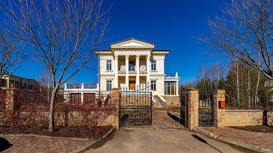 Дом с видом на озеро.