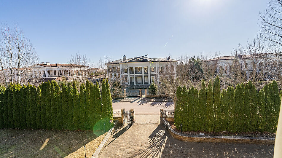 Дом в закрытом поселке.