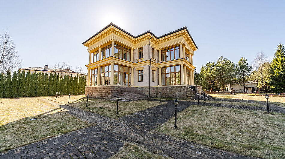 Дом в закрытом поселке.