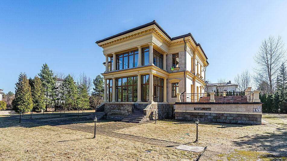 Дом в закрытом поселке.